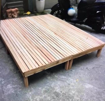 Giát giường hộp gỗ có chân kích thước 180x200cm PHK02