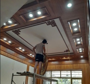 Trần nhựa giả gỗ giật cấp TNG01 ( giá thi công 495.000đ/mét vuông đã gồm công lắp)