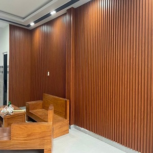 Ốp tường nhựa lam sóng giả gỗ TNG03 giá thi công 490.000đ/mét vuông